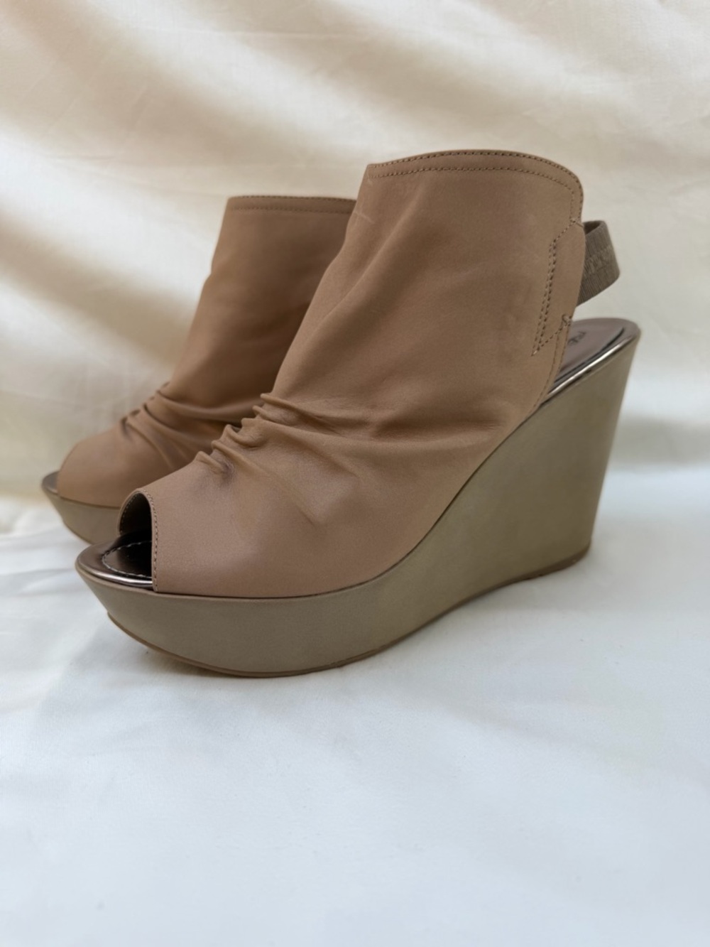 Kenneth Cole Reaction Sole Search Leather Peep Toe Wedge Shooties Taupe Size 8 - Picture 3 of 12